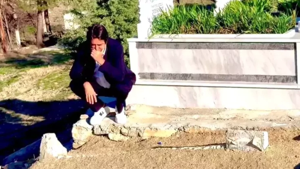 Mahsun Kırmızıgül, cenazesine gidemediği ismin mezarı başında hüngür hüngür ağladı