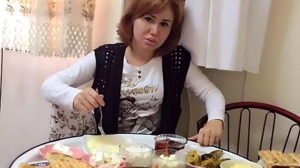 Şarkıcı Ceylan meşhur yer sofrası pozunu tekrar çekti: Yıllara kafa atmışım resmen