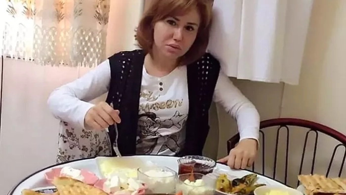 Şarkıcı Ceylan meşhur yer sofrası pozunu tekrar çekti: Yıllara kafa atmışım resmen