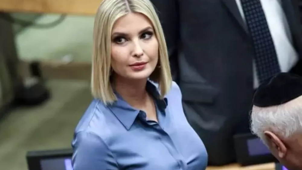 Ivanka Trump okyanusta dalgalarla mücadele etti